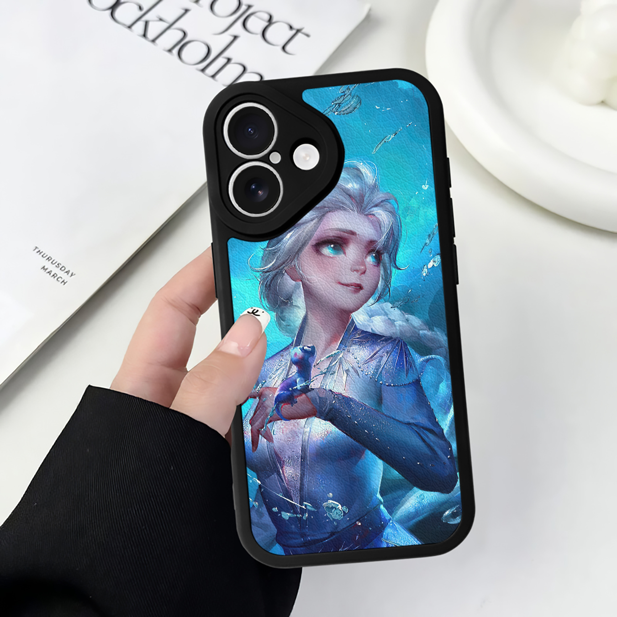 （画像用） アナと雪の女王 アンナ エルサ Frozen Anna Elsa 【iPhone 16シリーズ対応】シリコンスマホケース（レザー調） 材質：シリコン
